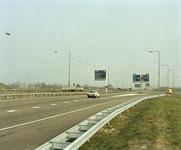 119602 Gezicht op de parallelbaan van de A12 bij het verkeersplein Oudenrijn te Utrecht met de afslag naar de A2.